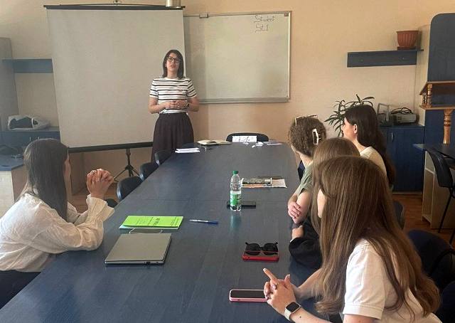 Студенти зацікавлено слухають лекторку
